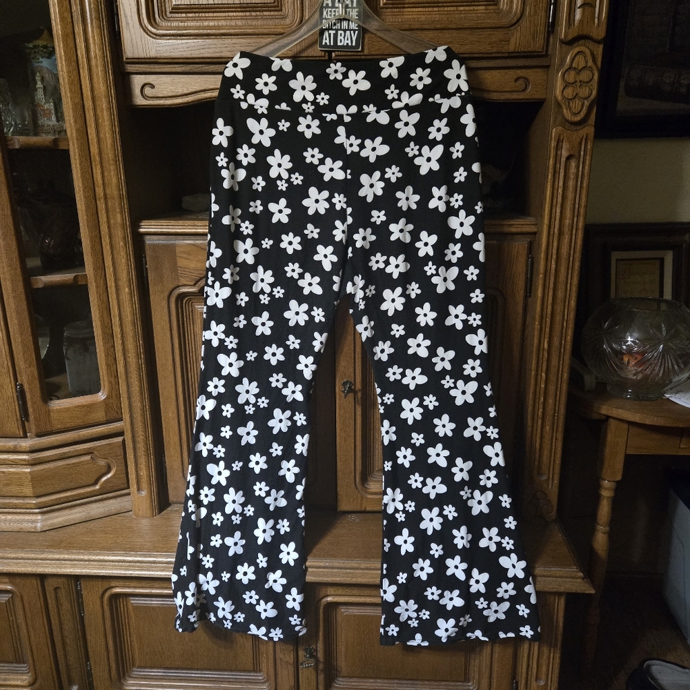 Black and White Floral Flare Leg Pants by No Boundaries size XXL (19)